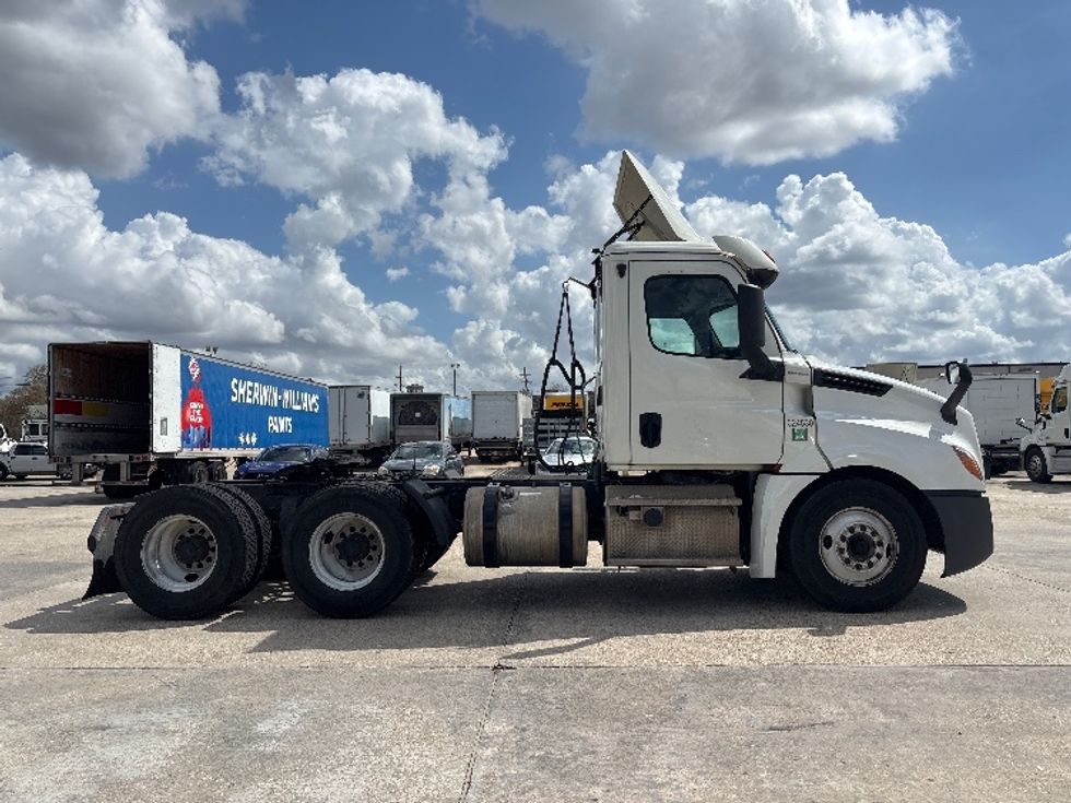Day Cab Tractor-Heavy Duty Tractors-Freightliner-2019-T12664ST-Hammond-LA-695,300\n\t\tmiles-$ 23,000 - Image 8