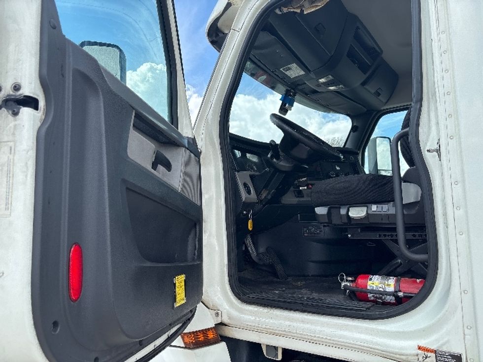 Day Cab Tractor-Heavy Duty Tractors-Freightliner-2019-T12664ST-Hammond-LA-695,300\n\t\tmiles-$ 23,000 - Image 9
