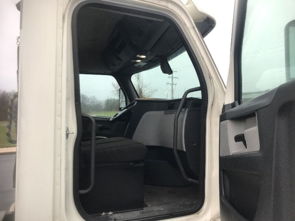 Day Cab Tractor-Heavy Duty Tractors-Freightliner-2019-T12664ST-Harrisburg-PA-119,408\n\t\tmiles-$ 53,000 - Image 12