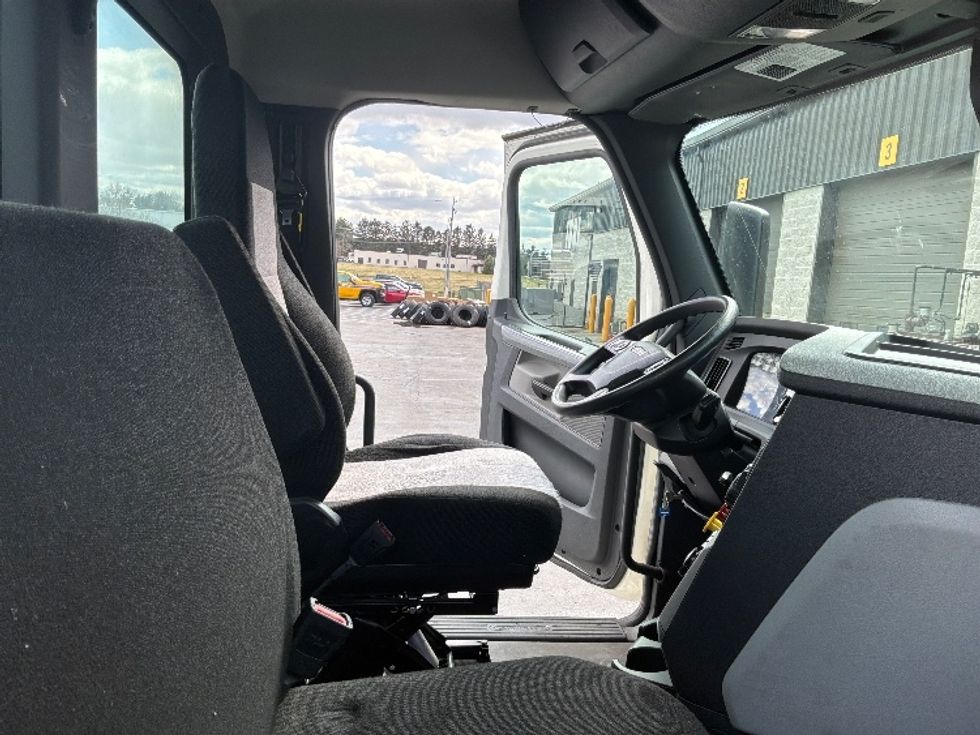 Day Cab Tractor-Heavy Duty Tractors-Freightliner-2019-T12664ST-Harrisburg-PA-119,408\n\t\tmiles-$ 53,000 - Image 14