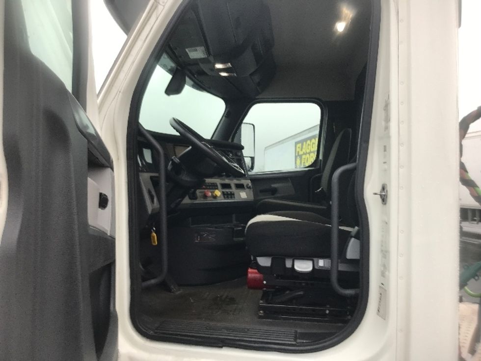 Day Cab Tractor-Heavy Duty Tractors-Freightliner-2019-T12664ST-Harrisburg-PA-119,408\n\t\tmiles-$ 53,000 - Image 9