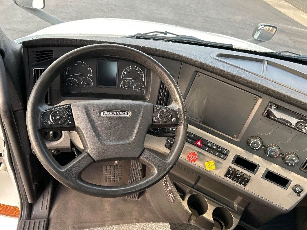 Day Cab Tractor-Heavy Duty Tractors-Freightliner-2019-T12664ST-Harrisburg-PA-285,413\n\t\tmiles-$ 59,500 - Image 11