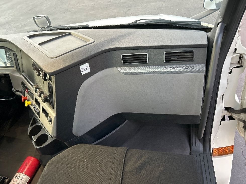 Day Cab Tractor-Heavy Duty Tractors-Freightliner-2019-T12664ST-Harrisburg-PA-285,413\n\t\tmiles-$ 59,500 - Image 13