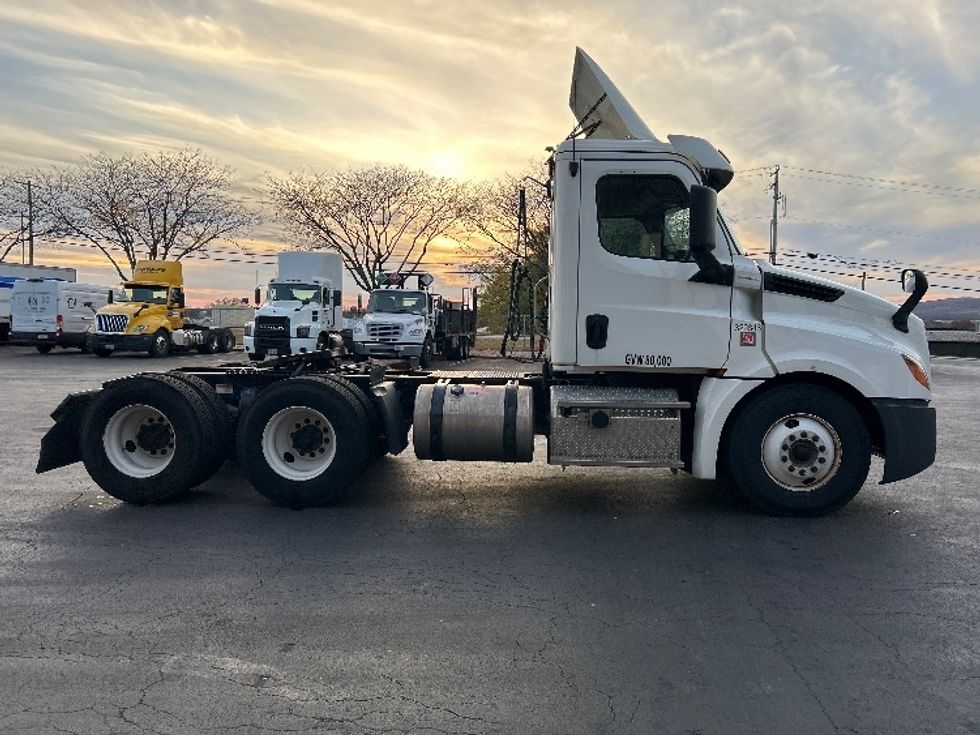 Day Cab Tractor-Heavy Duty Tractors-Freightliner-2019-T12664ST-Harrisburg-PA-285,413\n\t\tmiles-$ 59,500 - Image 8