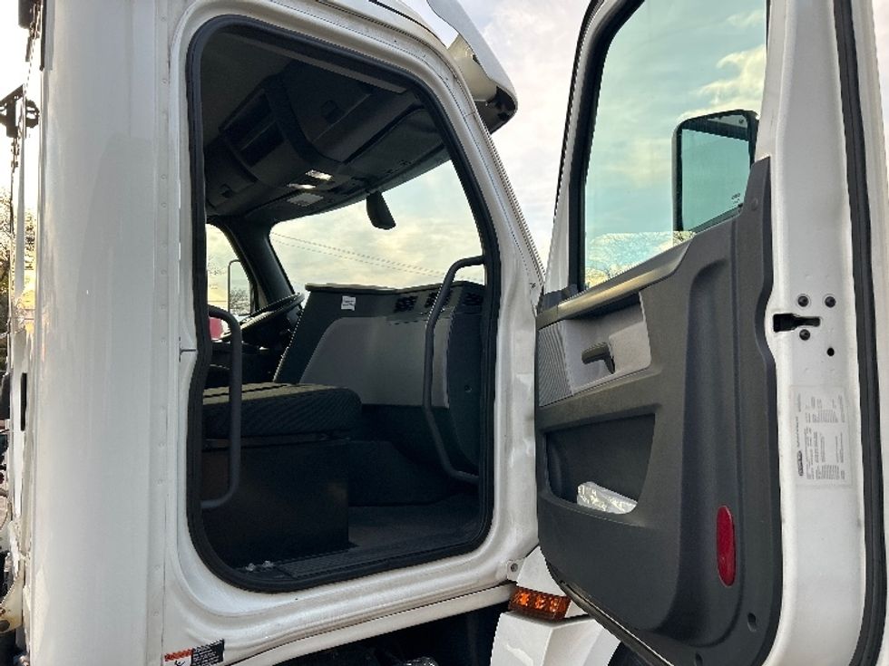Day Cab Tractor-Heavy Duty Tractors-Freightliner-2019-T12664ST-Harrisburg-PA-291,110\n\t\tmiles-$ 37,750 - Image 12