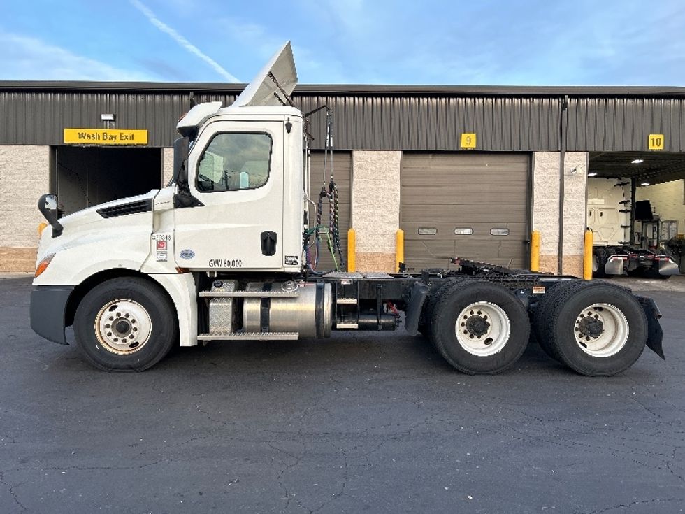 Day Cab Tractor-Heavy Duty Tractors-Freightliner-2019-T12664ST-Harrisburg-PA-291,110\n\t\tmiles-$ 37,750 - Image 4