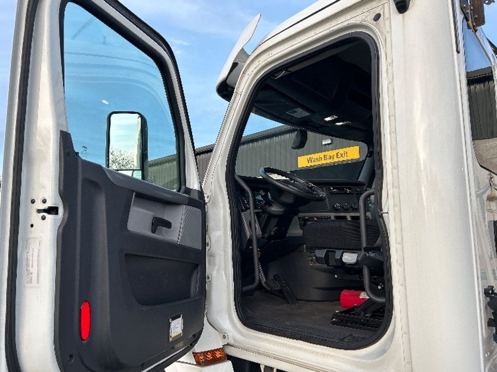 Day Cab Tractor-Heavy Duty Tractors-Freightliner-2019-T12664ST-Harrisburg-PA-291,110\n\t\tmiles-$ 37,750 - Image 9
