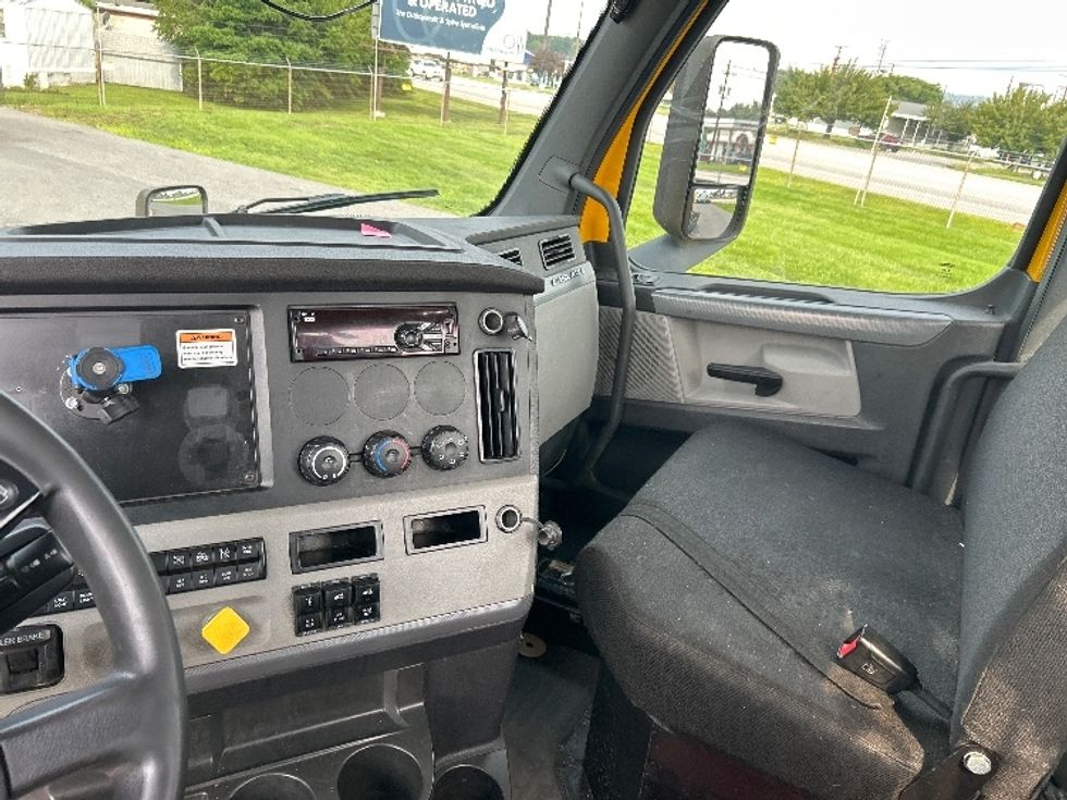 Day Cab Tractor-Heavy Duty Tractors-Freightliner-2019-T12664ST-Harrisburg-PA-588,208\n\t\tmiles-$ 28,000 - Image 10