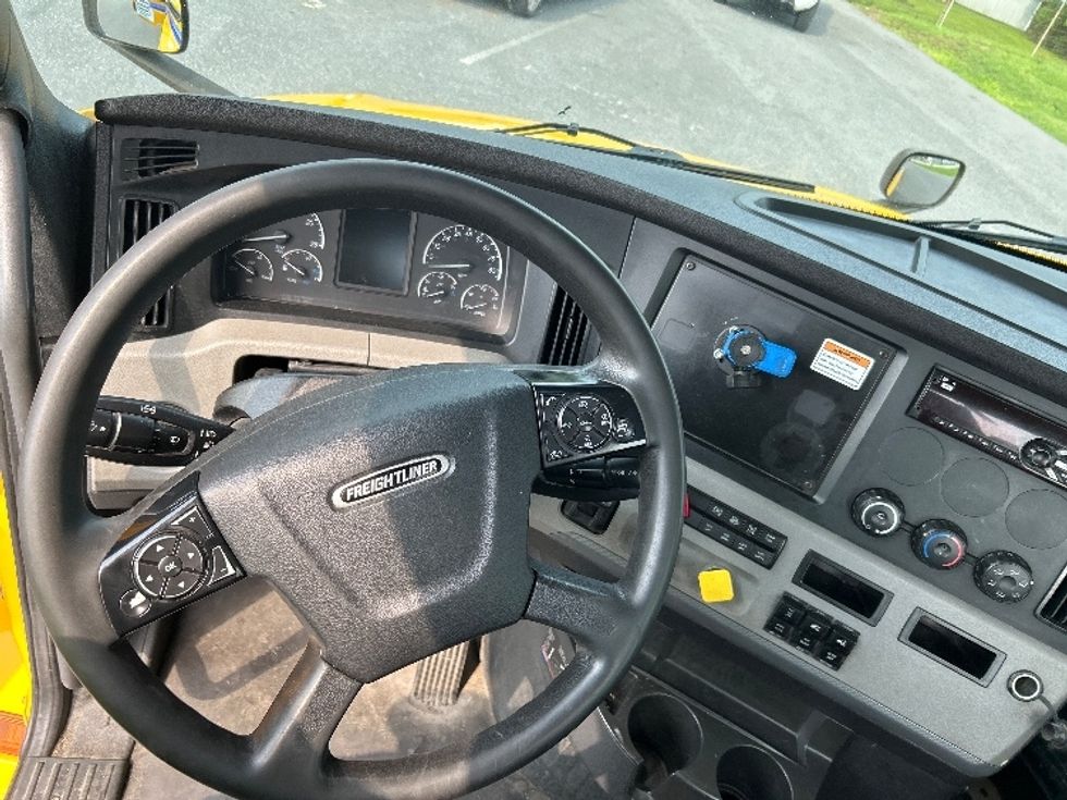 Day Cab Tractor-Heavy Duty Tractors-Freightliner-2019-T12664ST-Harrisburg-PA-588,208\n\t\tmiles-$ 28,000 - Image 11
