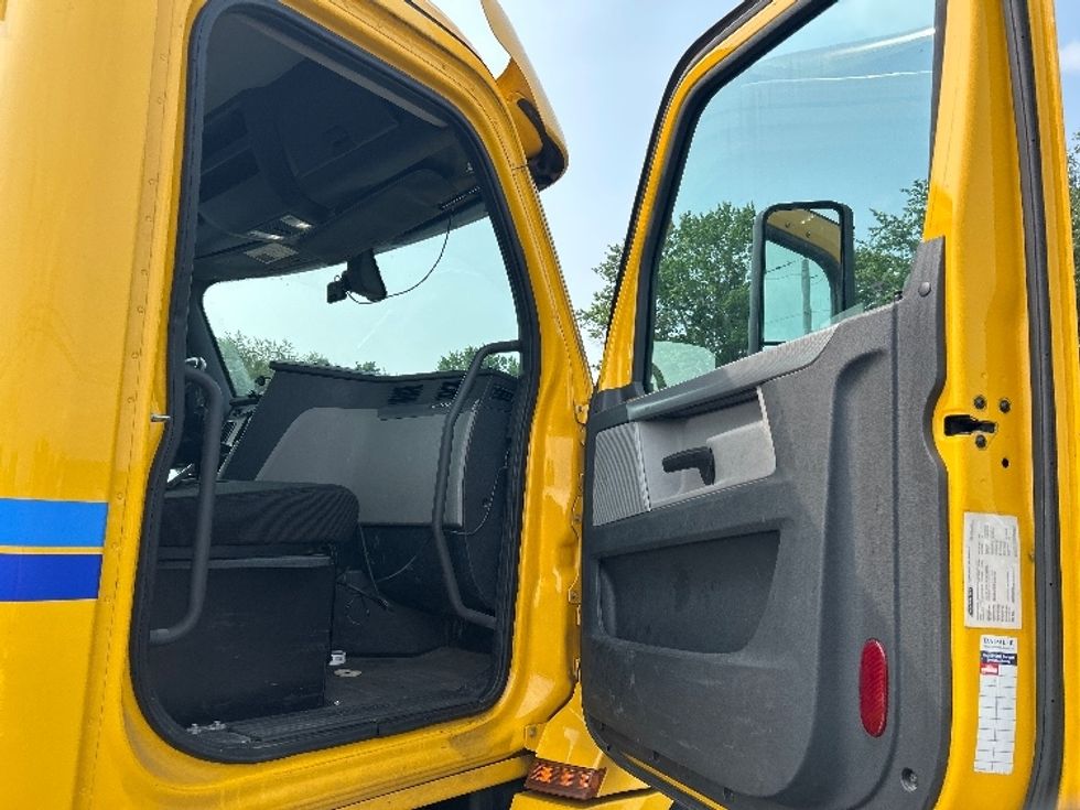 Day Cab Tractor-Heavy Duty Tractors-Freightliner-2019-T12664ST-Harrisburg-PA-588,208\n\t\tmiles-$ 28,000 - Image 12
