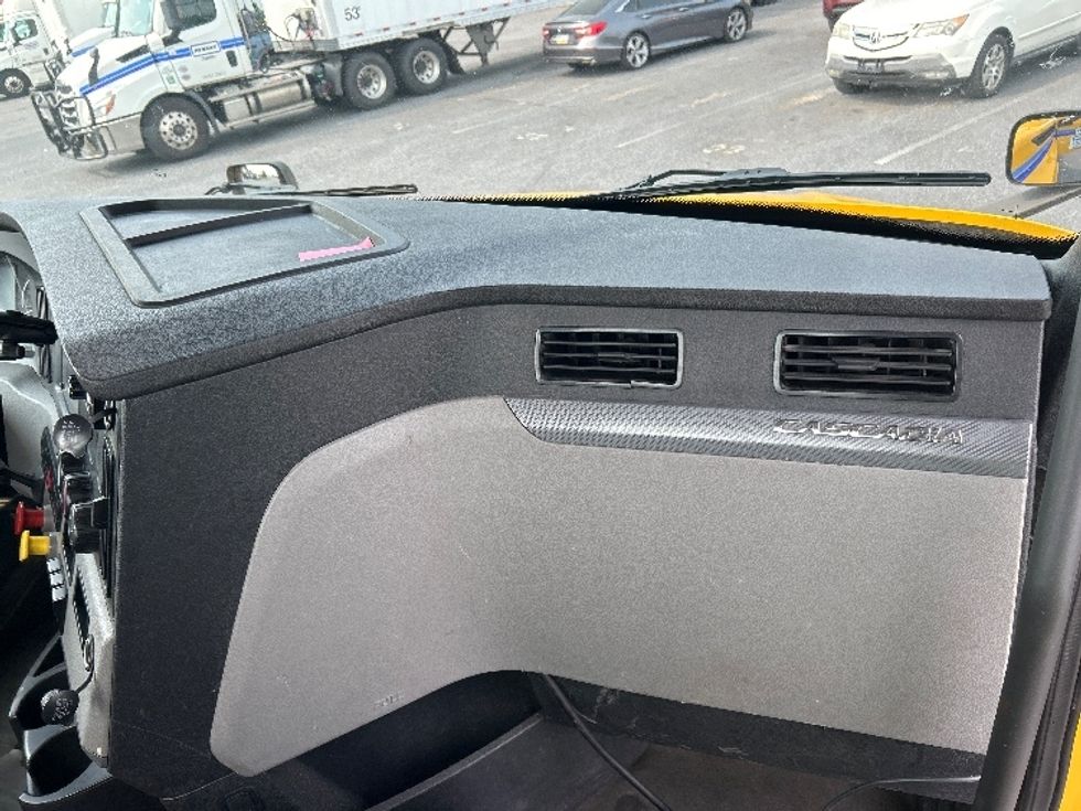 Day Cab Tractor-Heavy Duty Tractors-Freightliner-2019-T12664ST-Harrisburg-PA-588,208\n\t\tmiles-$ 28,000 - Image 13