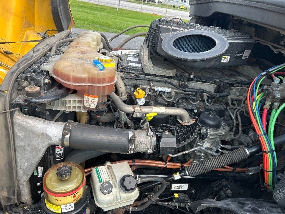 Day Cab Tractor-Heavy Duty Tractors-Freightliner-2019-T12664ST-Harrisburg-PA-588,208\n\t\tmiles-$ 28,000 - Image 16