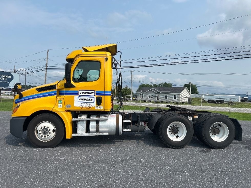 Day Cab Tractor-Heavy Duty Tractors-Freightliner-2019-T12664ST-Harrisburg-PA-588,208\n\t\tmiles-$ 28,000 - Image 4