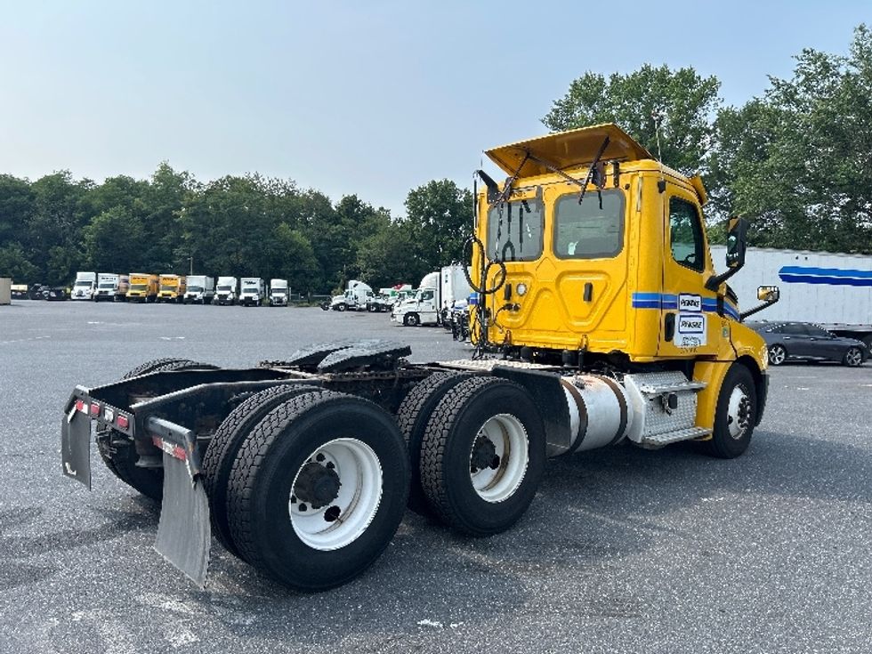 Day Cab Tractor-Heavy Duty Tractors-Freightliner-2019-T12664ST-Harrisburg-PA-588,208\n\t\tmiles-$ 28,000 - Image 7