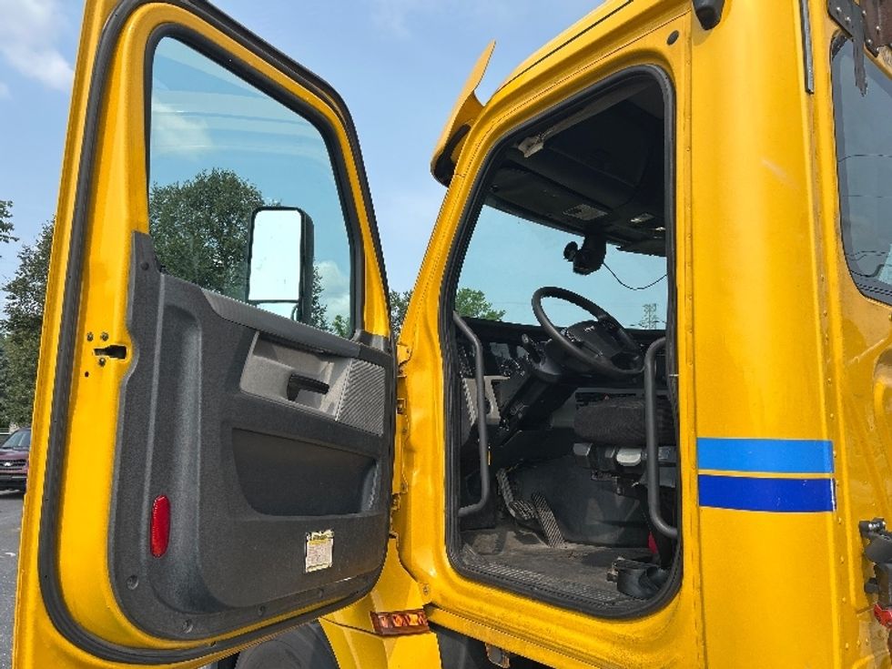 Day Cab Tractor-Heavy Duty Tractors-Freightliner-2019-T12664ST-Harrisburg-PA-588,208\n\t\tmiles-$ 28,000 - Image 9