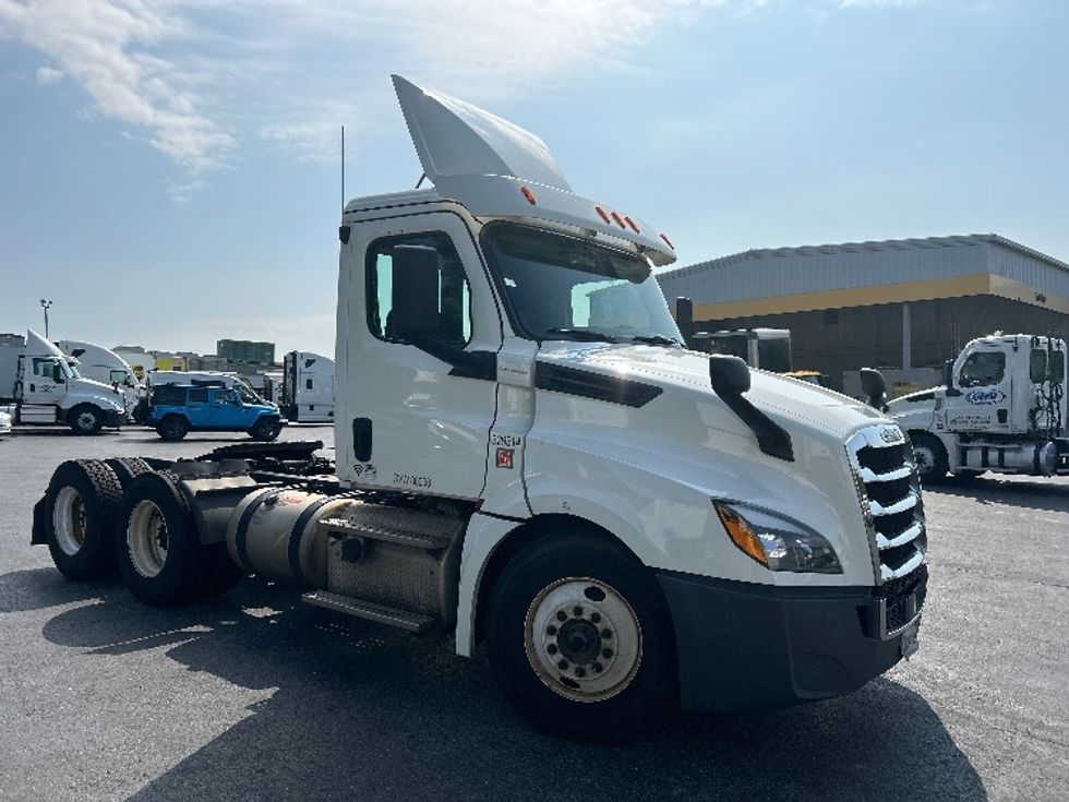 Day Cab Tractor-Heavy Duty Tractors-Freightliner-2019-T12664ST-Harrisburg-PA-623,687\n\t\tmiles-$ 33,500 - Image 1