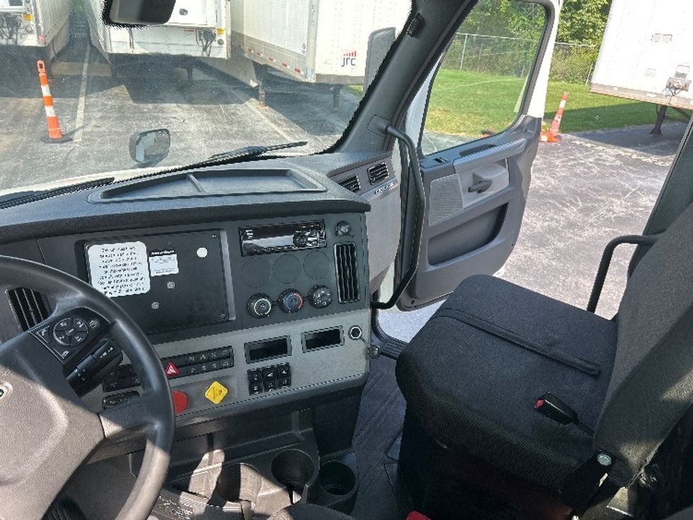 Day Cab Tractor-Heavy Duty Tractors-Freightliner-2019-T12664ST-Harrisburg-PA-623,687\n\t\tmiles-$ 33,500 - Image 10