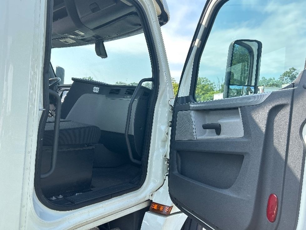 Day Cab Tractor-Heavy Duty Tractors-Freightliner-2019-T12664ST-Harrisburg-PA-623,687\n\t\tmiles-$ 33,500 - Image 12