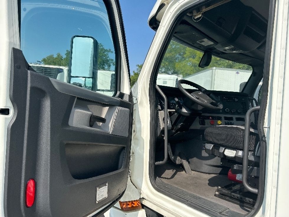 Day Cab Tractor-Heavy Duty Tractors-Freightliner-2019-T12664ST-Harrisburg-PA-623,687\n\t\tmiles-$ 33,500 - Image 9