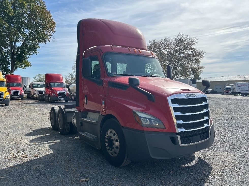 Day Cab Tractor-Heavy Duty Tractors-Freightliner-2019-T12664ST-Harrisburg-PA-625,275\n\t\tmiles-$ 26,250 - Image 1