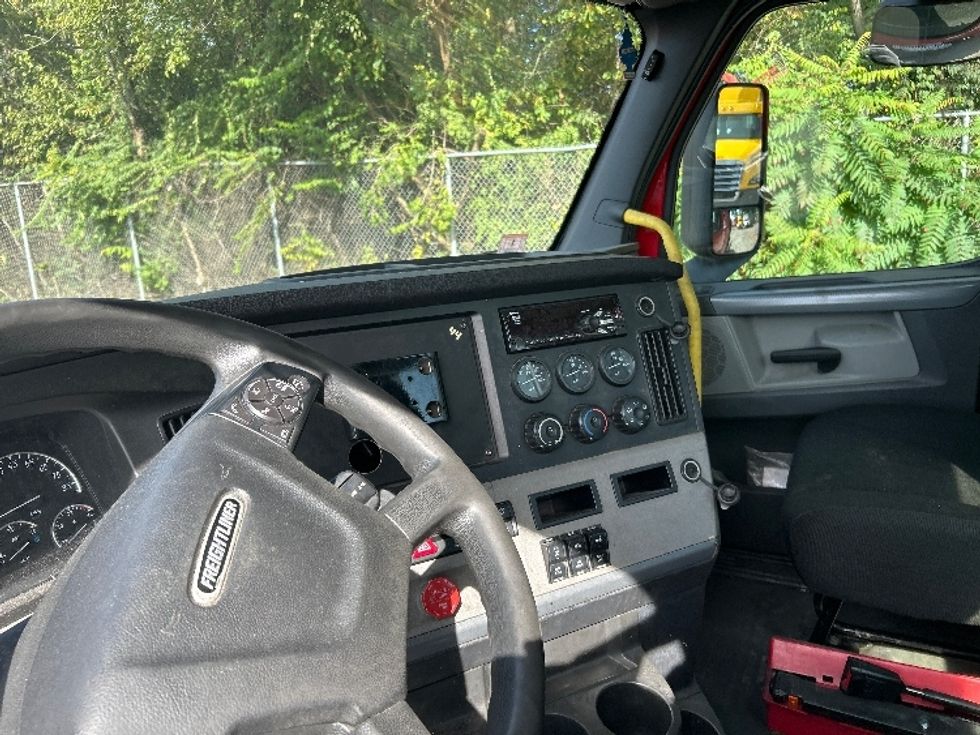 Day Cab Tractor-Heavy Duty Tractors-Freightliner-2019-T12664ST-Harrisburg-PA-625,275\n\t\tmiles-$ 26,250 - Image 10