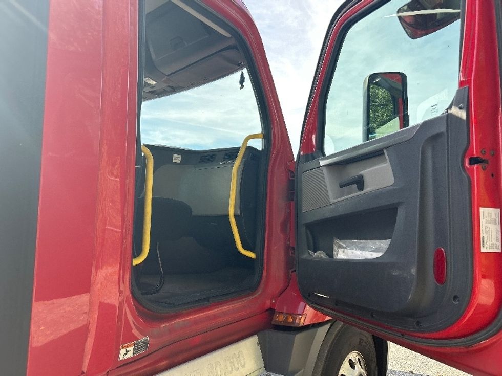 Day Cab Tractor-Heavy Duty Tractors-Freightliner-2019-T12664ST-Harrisburg-PA-625,275\n\t\tmiles-$ 26,250 - Image 12