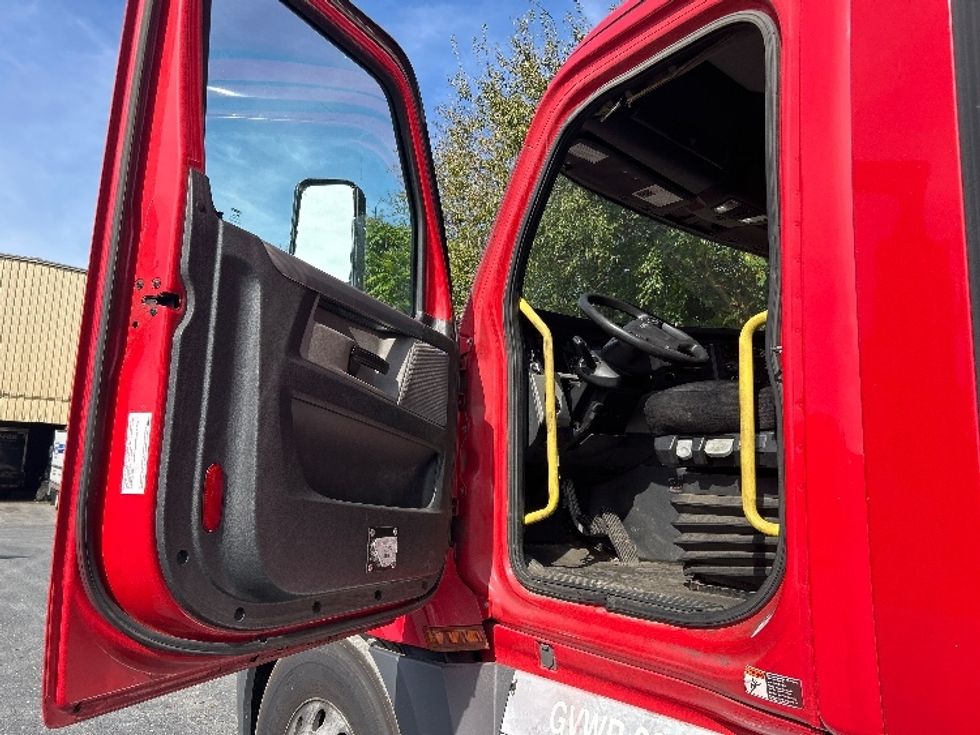 Day Cab Tractor-Heavy Duty Tractors-Freightliner-2019-T12664ST-Harrisburg-PA-625,275\n\t\tmiles-$ 26,250 - Image 9