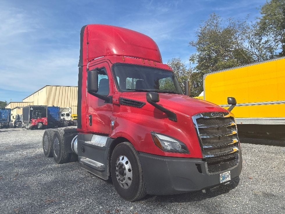 Day Cab Tractor-Heavy Duty Tractors-Freightliner-2019-T12664ST-Harrisburg-PA-633,839\n\t\tmiles-$ 25,500 - Image 1