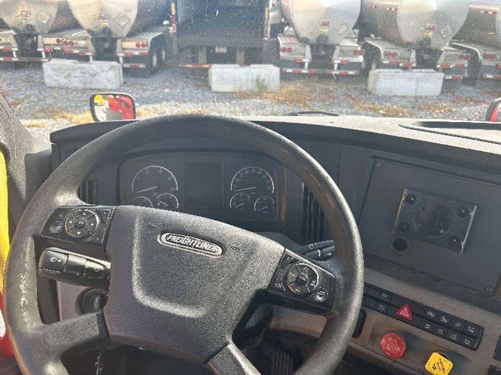 Day Cab Tractor-Heavy Duty Tractors-Freightliner-2019-T12664ST-Harrisburg-PA-633,839\n\t\tmiles-$ 25,500 - Image 11