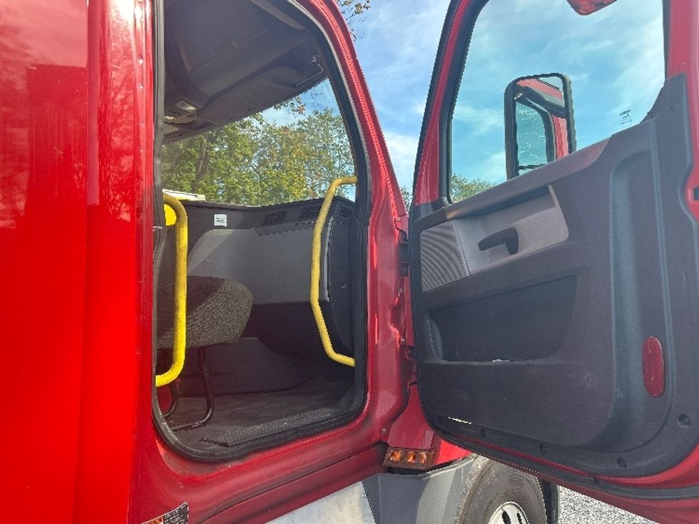 Day Cab Tractor-Heavy Duty Tractors-Freightliner-2019-T12664ST-Harrisburg-PA-633,839\n\t\tmiles-$ 25,500 - Image 12