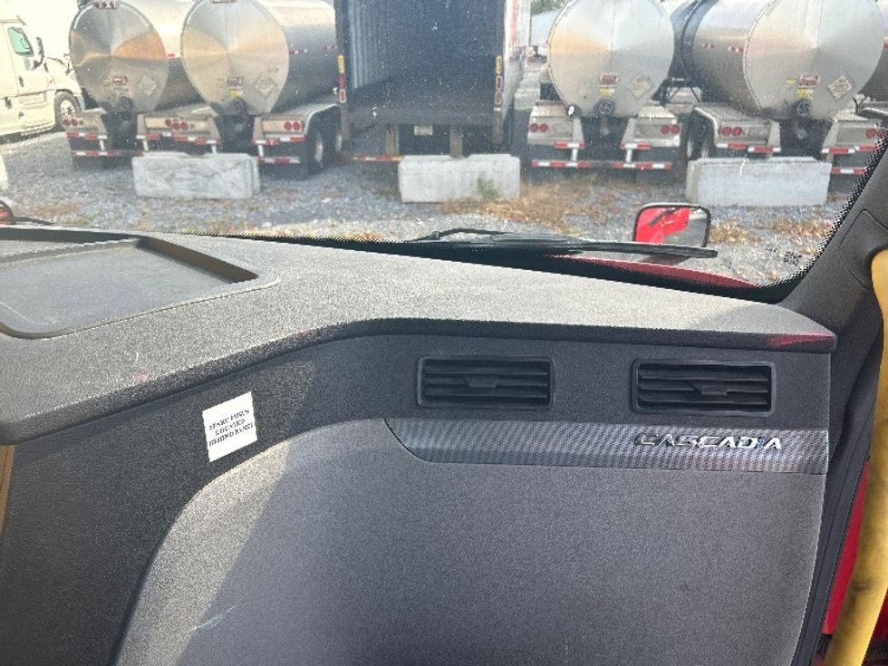 Day Cab Tractor-Heavy Duty Tractors-Freightliner-2019-T12664ST-Harrisburg-PA-633,839\n\t\tmiles-$ 25,500 - Image 13