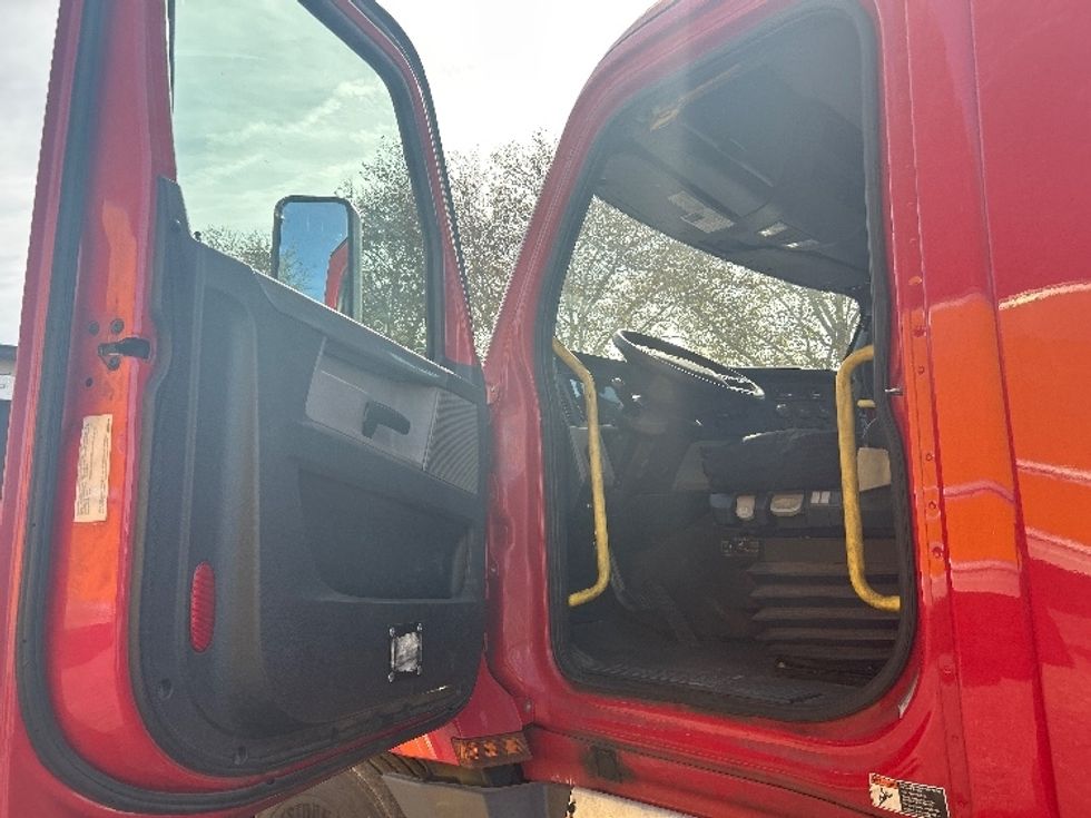Day Cab Tractor-Heavy Duty Tractors-Freightliner-2019-T12664ST-Harrisburg-PA-633,839\n\t\tmiles-$ 25,500 - Image 9