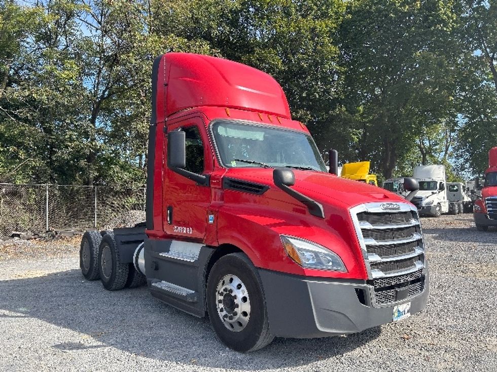 Day Cab Tractor-Heavy Duty Tractors-Freightliner-2019-T12664ST-Harrisburg-PA-665,842\n\t\tmiles-$ 25,250 - Image 1