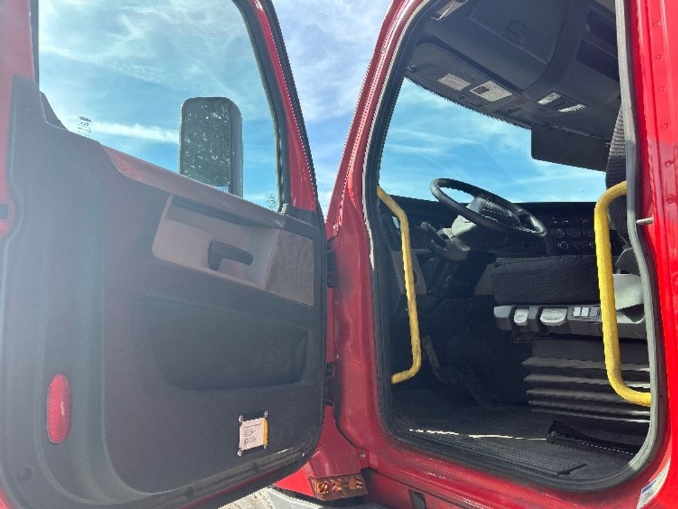 Day Cab Tractor-Heavy Duty Tractors-Freightliner-2019-T12664ST-Harrisburg-PA-665,842\n\t\tmiles-$ 25,250 - Image 10