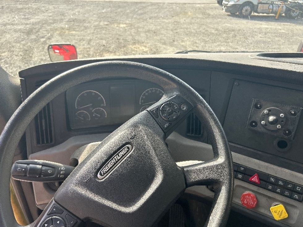 Day Cab Tractor-Heavy Duty Tractors-Freightliner-2019-T12664ST-Harrisburg-PA-665,842\n\t\tmiles-$ 25,250 - Image 11