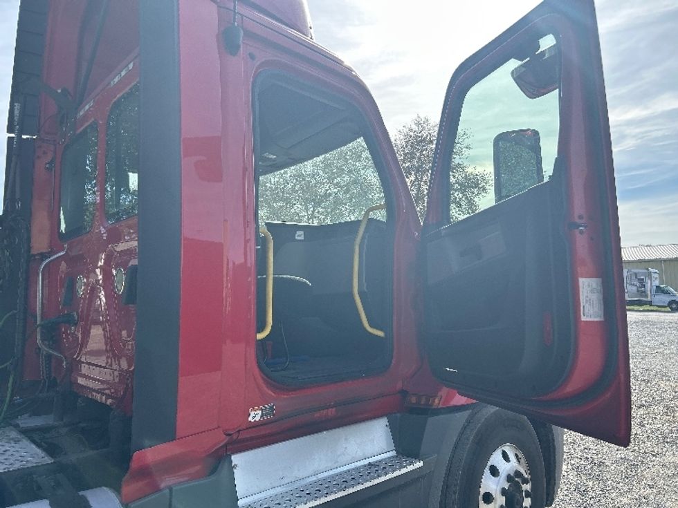 Day Cab Tractor-Heavy Duty Tractors-Freightliner-2019-T12664ST-Harrisburg-PA-665,842\n\t\tmiles-$ 25,250 - Image 12