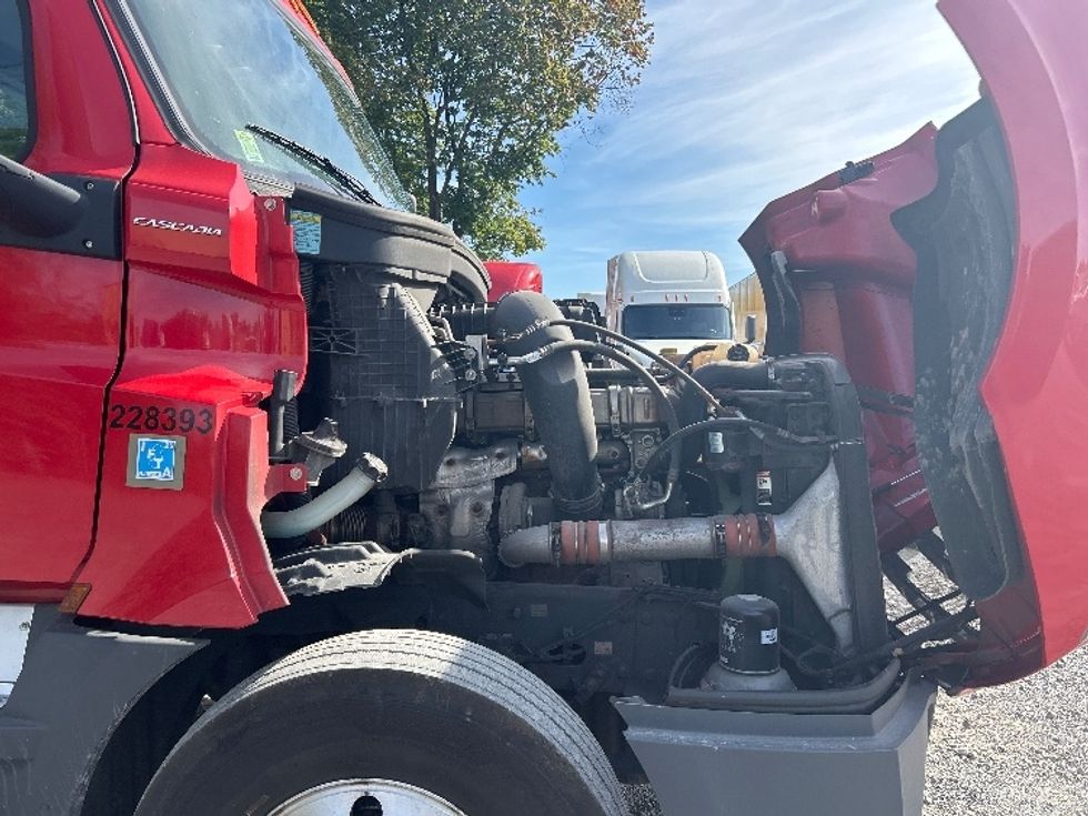 Day Cab Tractor-Heavy Duty Tractors-Freightliner-2019-T12664ST-Harrisburg-PA-665,842\n\t\tmiles-$ 25,250 - Image 15