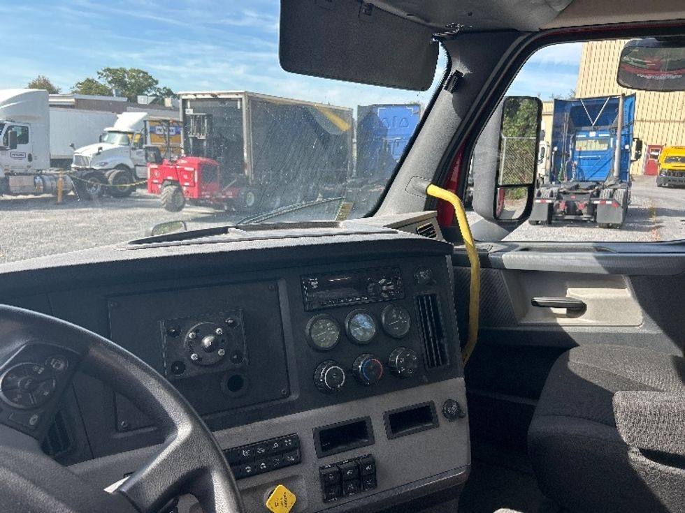 Day Cab Tractor-Heavy Duty Tractors-Freightliner-2019-T12664ST-Harrisburg-PA-665,842\n\t\tmiles-$ 25,250 - Image 8