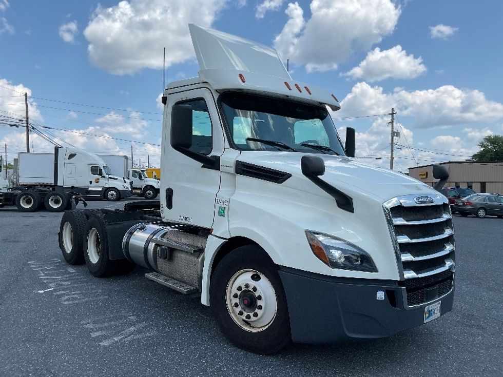 Day Cab Tractor-Heavy Duty Tractors-Freightliner-2019-T12664ST-Harrisburg-PA-743,521\n\t\tmiles-$ 22,750 - Image 1