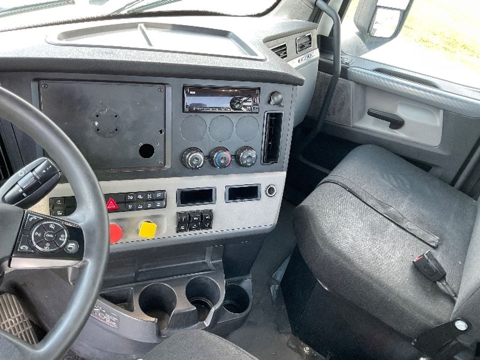 Day Cab Tractor-Heavy Duty Tractors-Freightliner-2019-T12664ST-Harrisburg-PA-743,521\n\t\tmiles-$ 22,750 - Image 10