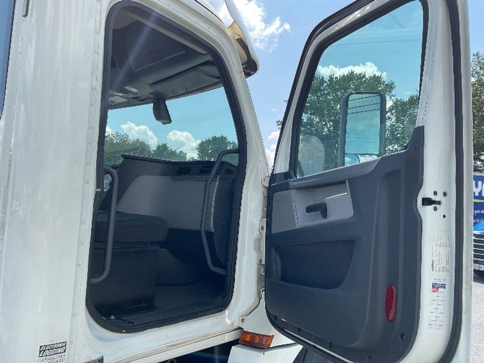 Day Cab Tractor-Heavy Duty Tractors-Freightliner-2019-T12664ST-Harrisburg-PA-743,521\n\t\tmiles-$ 22,750 - Image 12