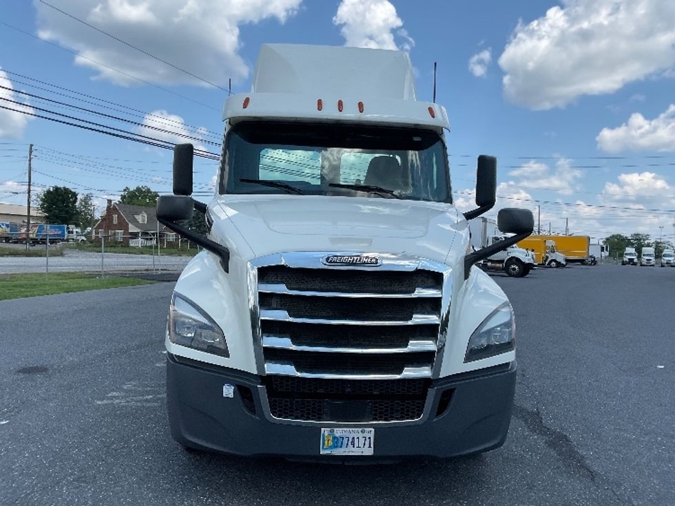 Day Cab Tractor-Heavy Duty Tractors-Freightliner-2019-T12664ST-Harrisburg-PA-743,521\n\t\tmiles-$ 22,750 - Image 2