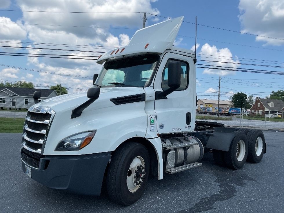 Day Cab Tractor-Heavy Duty Tractors-Freightliner-2019-T12664ST-Harrisburg-PA-743,521\n\t\tmiles-$ 22,750 - Image 3