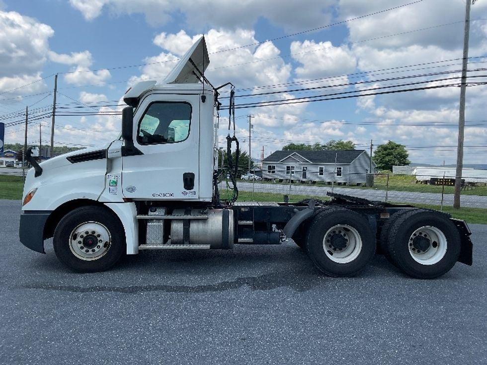 Day Cab Tractor-Heavy Duty Tractors-Freightliner-2019-T12664ST-Harrisburg-PA-743,521\n\t\tmiles-$ 22,750 - Image 4
