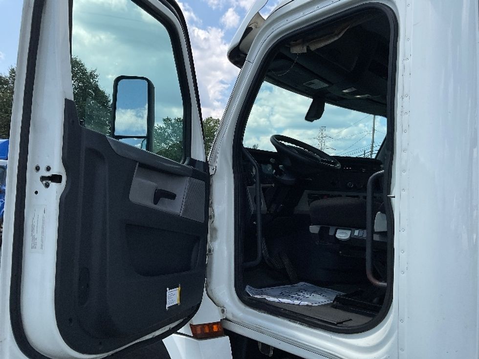 Day Cab Tractor-Heavy Duty Tractors-Freightliner-2019-T12664ST-Harrisburg-PA-743,521\n\t\tmiles-$ 22,750 - Image 9