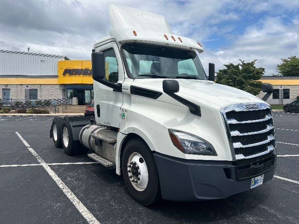 Day Cab Tractor-Heavy Duty Tractors-Freightliner-2019-T12664ST-Harrisburg-PA-760,786\n\t\tmiles-$ 22,750 - Image 1