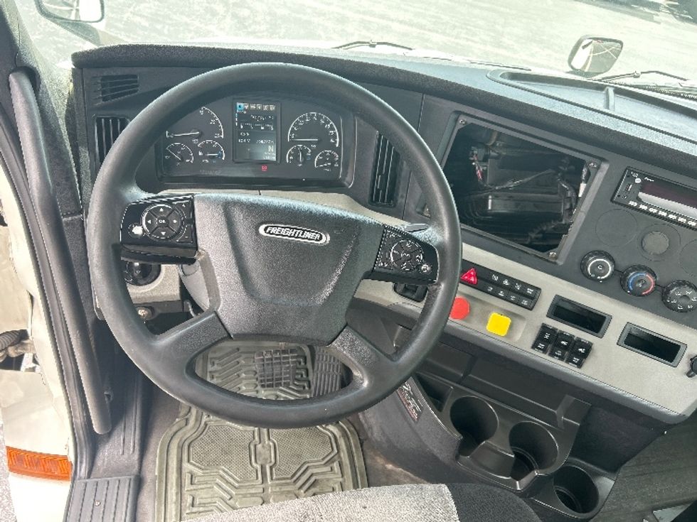 Day Cab Tractor-Heavy Duty Tractors-Freightliner-2019-T12664ST-Harrisburg-PA-760,786\n\t\tmiles-$ 22,750 - Image 11