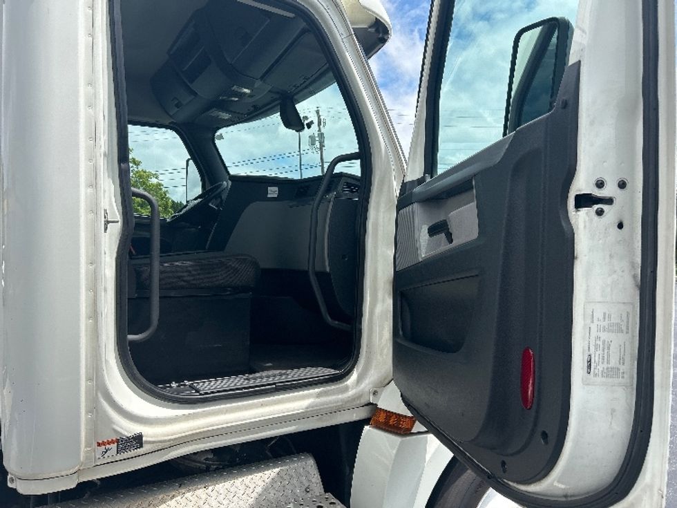 Day Cab Tractor-Heavy Duty Tractors-Freightliner-2019-T12664ST-Harrisburg-PA-760,786\n\t\tmiles-$ 22,750 - Image 12