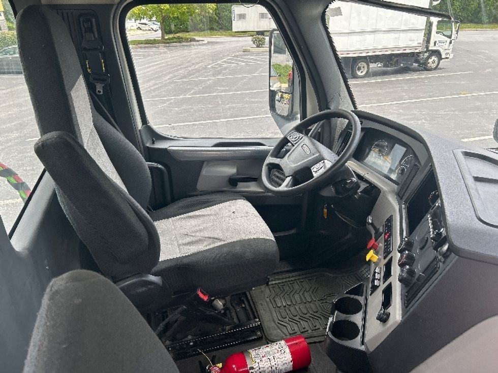 Day Cab Tractor-Heavy Duty Tractors-Freightliner-2019-T12664ST-Harrisburg-PA-760,786\n\t\tmiles-$ 22,750 - Image 14