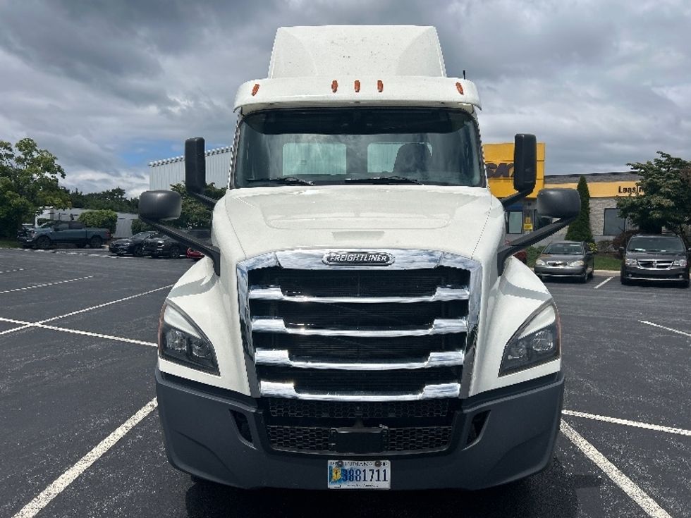 Day Cab Tractor-Heavy Duty Tractors-Freightliner-2019-T12664ST-Harrisburg-PA-760,786\n\t\tmiles-$ 22,750 - Image 2
